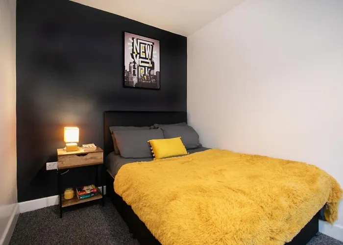 Spacious 2 Bedroom Apartments - 5 Mins From Qmc, Universities And City Centre!