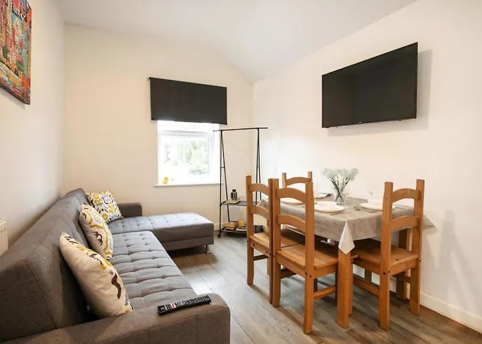 Spacious 2 Bedroom Apartments - 5 Mins From Qmc, Universities And City Centre!