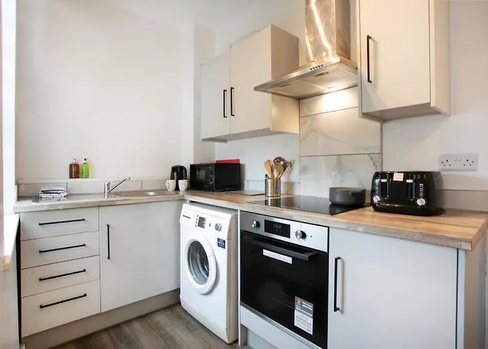 Spacious 2 Bedroom Apartments - 5 Mins From Qmc, Universities And City Centre!